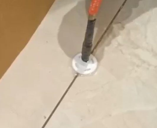 亭湖瓷砖空鼓维修公司专业解答瓷砖在铺贴过程中，如果没有涂抹均匀到位的粘结材料（如水泥砂浆或瓷砖胶），可能会导致以下问题